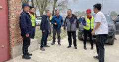 集團公司領(lǐng)導(dǎo)慰問節(jié)日期間堅守在長輸工程一線 的公司員工